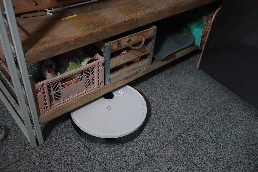 Yeedi Vac Roboter saugt unter einer Kommode